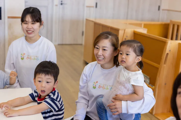 教室の子供と女性の写真