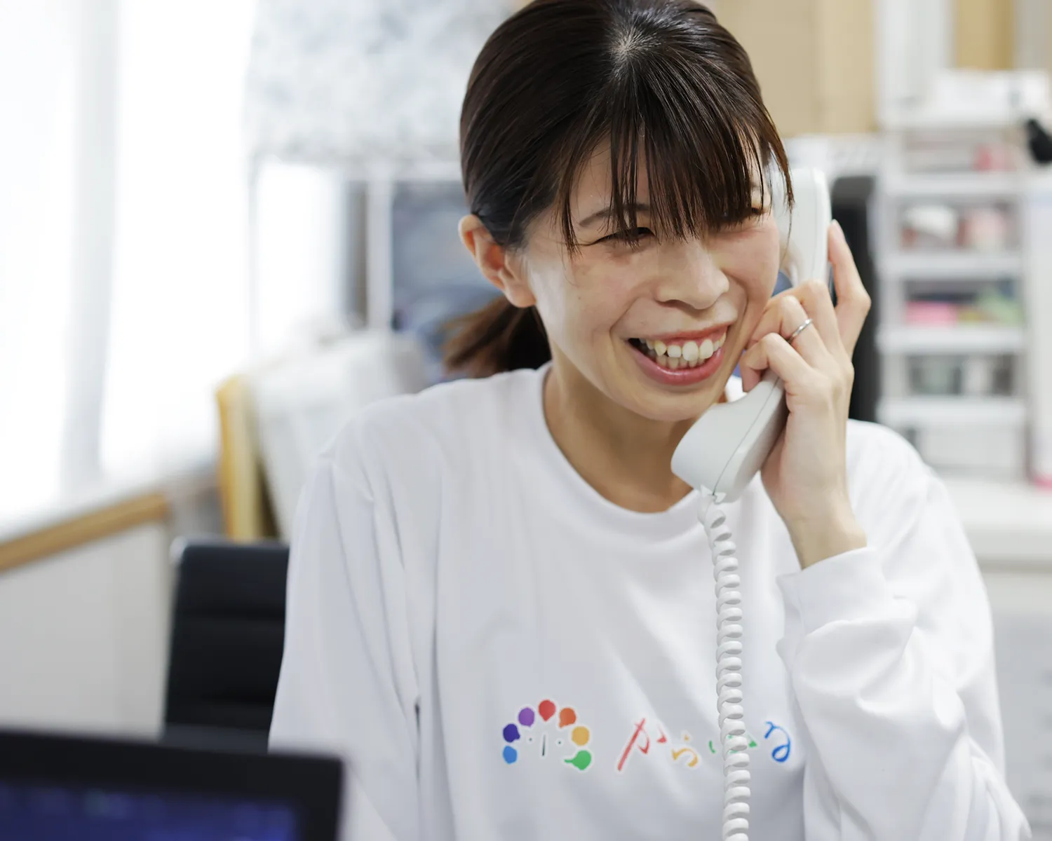 電話対応するスタッフの写真