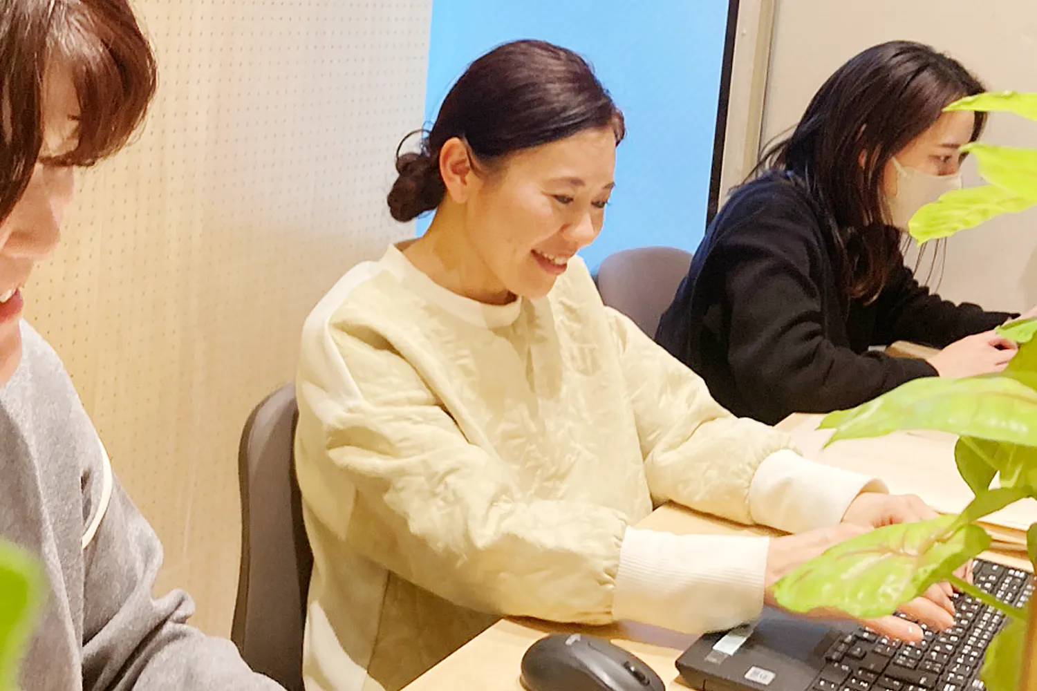 パソコンに向かって仕事をするスタッフの横顔の写真